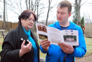 Tiina Tojak, Eesti Sõjahaudade Hoolde Liidu tegevdirektor ja Juris Bone, Läti Vabariigi suursaadik Eestis Foto Urmas Saard