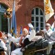 Tori ja Sindi väga vanade laulukooride esindus viib laulupeo tule Sindist Tori alevikku. Foto Urmas Saard