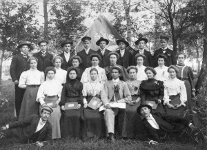 Udikase aegne Sindi koor eelmise sajandi algusest. Sama koori õigusjärglane esineb taas Sindi laadal. Foto erakogust