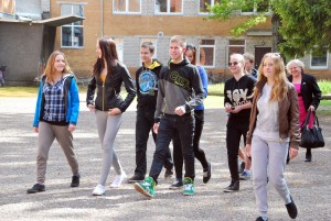 Valgjärve noored saabuvad Sindi gümnaasiumi õuele Foto Urmas Saard