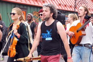 XXIII Viljandi pärimusmuusika festivali rongkäik Tallinna tänaval Foto Urmas Saard