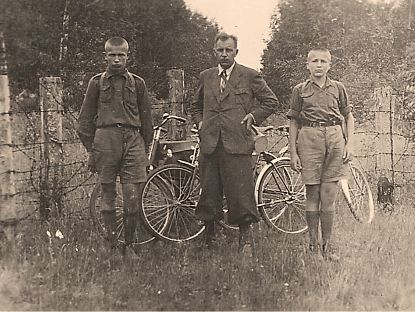 Dr. Gustav Vilbaste sõjaeelsed matk koos poegadega Narva jõe tagustele aladele, toonasele Virumaale. "Virumaa: N-Vene piir end. Oudova maantee kohal " 4. juulil 1938. Dr. Gustav Vilbaste sõjaeelsed matk koos poegadega Narva jõe tagustele aladele, toonasele Virumaale. "Virumaa: N-Vene piir end. Oudova maantee kohal " 4. juulil 1938.